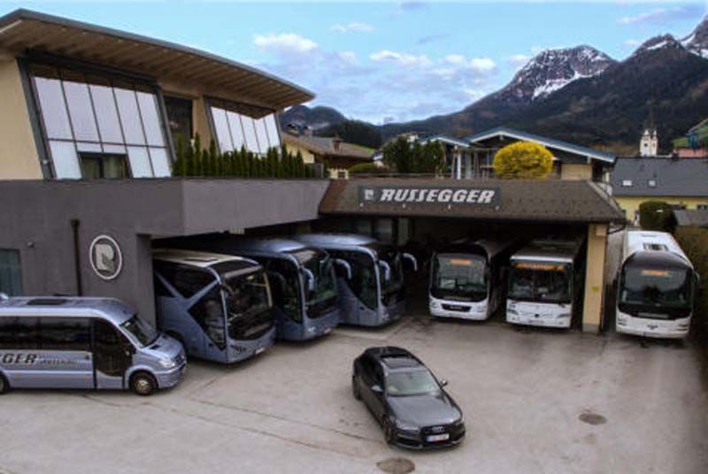 Reisebus vor alpiner Kulisse