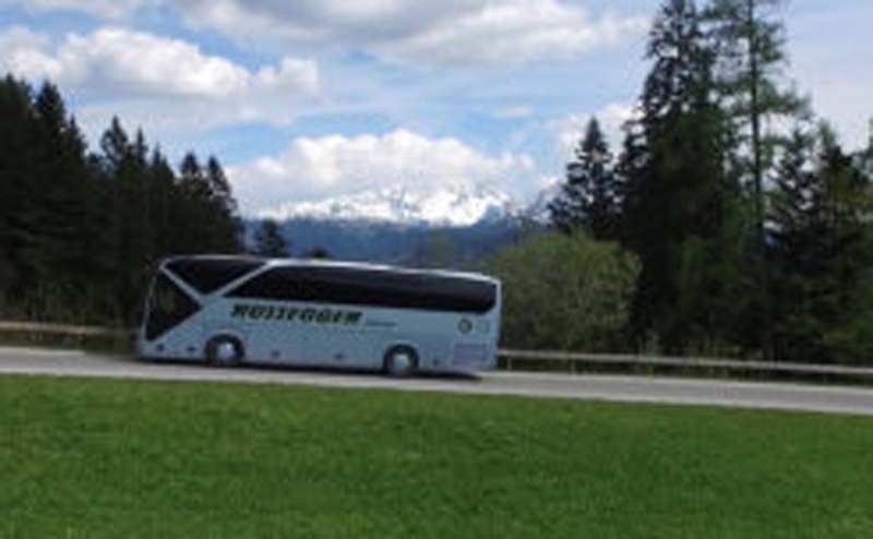 Moderner Reisebus der Flotte